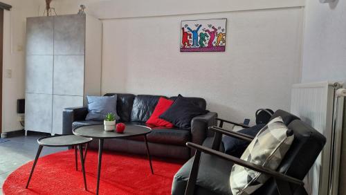 ein Wohnzimmer mit einem Ledersofa und einem Tisch in der Unterkunft Vissershuisje 89 te Wenduine in Wenduine