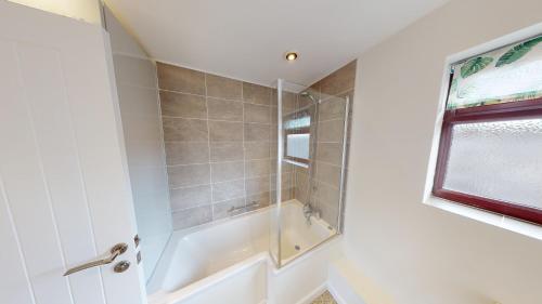 Arniss Lodge في فوردنجبريدج: حمام مع دش وحوض استحمام