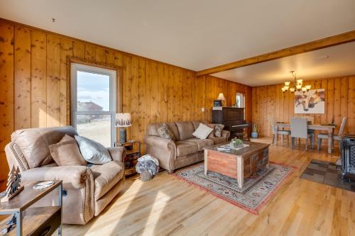 Ruang duduk di Charming Country Home in Laramie - 4 Mi to UW!