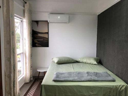 Tempat tidur dalam kamar di Apartamento perfeito, faixa mar!