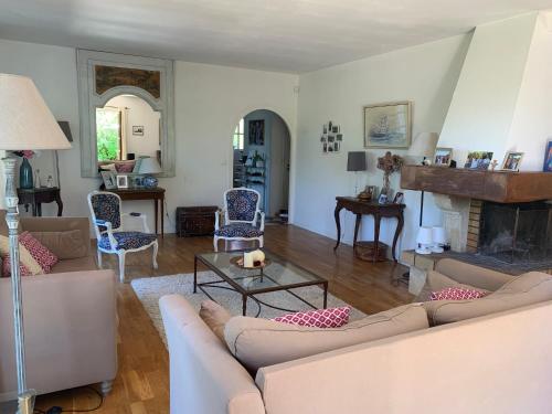 Photo de la galerie de l'établissement Maison avec Piscine LAC d'ANNECY - proximité Plage VEYRIER DU LAC, à Veyrier-du-Lac