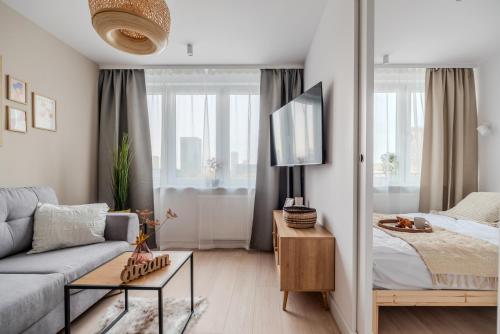 - un salon avec un lit et un canapé dans l'établissement Apartments Modern City Centre Pańska by Arrenda, à Varsovie