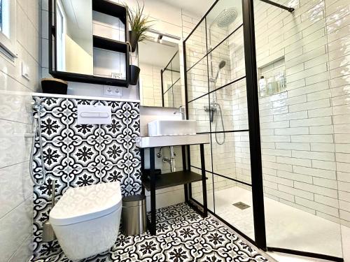 a bathroom with a toilet and a sink at Les Terrasses de la Cisa, 20kms de BCN in Premia de Dalt