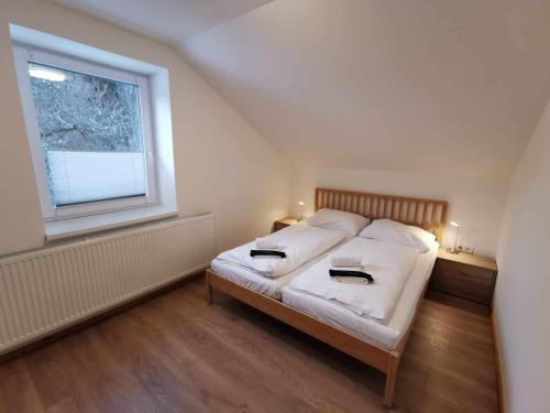 1 dormitorio con cama y ventana en Müller Apartment, en Murau