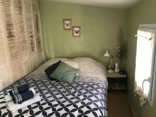 Tempat tidur dalam kamar di Maisonnette au pied du Mont Ventoux ste colombe