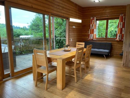 een eetkamer met een houten tafel en stoelen bij Camping Hierhold in Kumberg