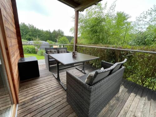 Un patio con una mesa y sillas en una terraza. en Camping Hierhold, en Kumberg