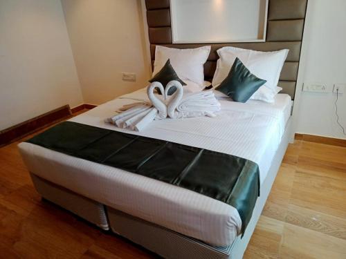 Een bed of bedden in een kamer bij Hotel Konark