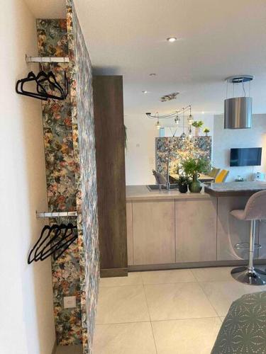 a kitchen with a counter and a kitchenasteryasteryasteryasteryasteryasteryasteryastery at Sonniges und stylisches Loft mit toller Aussicht in Ufhusen