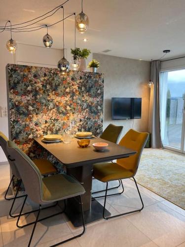a dining room with a table and chairs and a wall at Sonniges und stylisches Loft mit toller Aussicht in Ufhusen