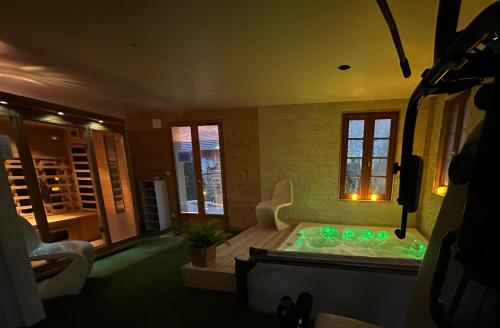 Postel nebo postele na pokoji v ubytování Gîte au Coeur du Jura entre Comté et Vin jaune, Gîte Vin Jaune