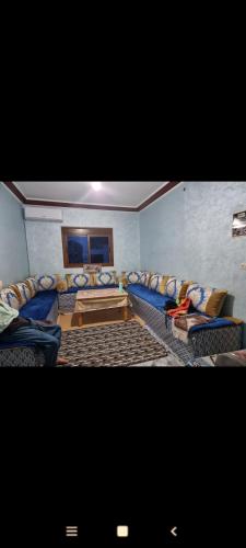 salon z kanapami i stołem w obiekcie House bin el Ouidane w mieście Bine el Ouidane