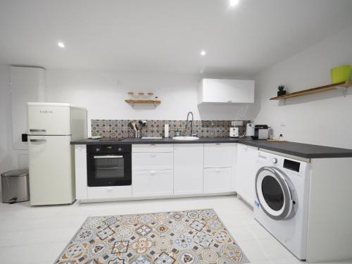Η κουζίνα ή μικρή κουζίνα στο NOUVEAUTE 2024 Appartement Design avec jardin