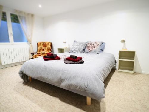 une chambre avec un lit avec deux serviettes dessus dans l'établissement NOUVEAUTE 2024 Appartement Design avec jardin, à Bellerive-sur-Allier