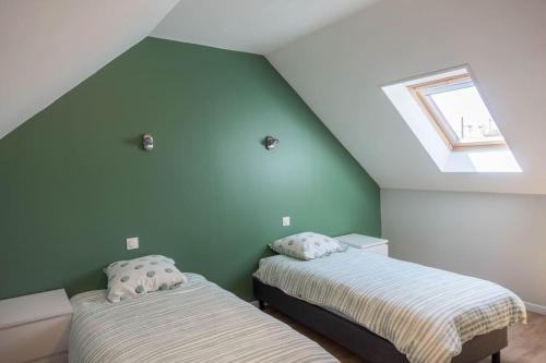 - 2 lits dans une chambre avec un toit dans l'établissement Paisible maison proche Chambord, à Beaugency