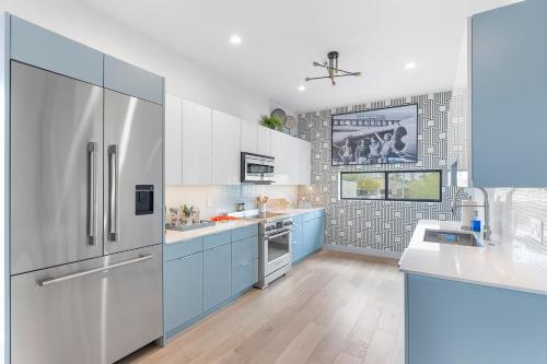 una cocina con armarios blancos y azules y electrodomésticos azules en Perfect Friends Escape in Old Town Scottsdale with Resort Pool Access and Roof Deck! en Scottsdale