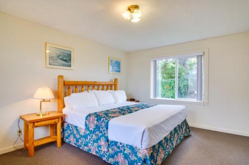 - une chambre avec un grand lit et une fenêtre dans l'établissement Rustic Coastal Smith River Cottage with Ocean Views!, à Smith River