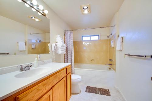 een badkamer met een wastafel, een toilet en een douche bij Rustic Coastal Smith River Cottage with Ocean Views! in Smith River