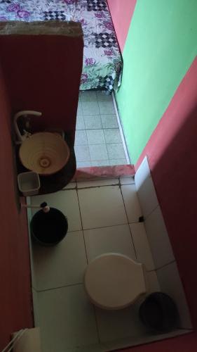 a small bathroom with a toilet in a room at Pousada Panela Cheia 