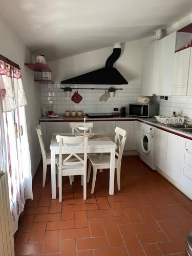 cocina con mesa y sillas en La casa di kikki en Florence