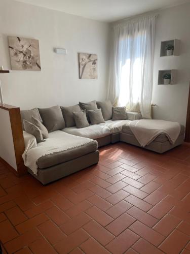 een woonkamer met een bank en een raam bij La casa di kikki in Florence
