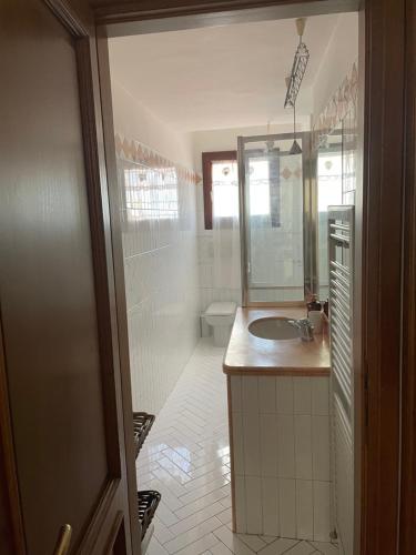 y baño con lavabo y espejo. en La casa di kikki en Florence