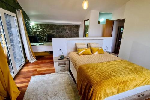 Schlafzimmer mit einem Kingsize-Bett und gelber Bettwäsche in der Unterkunft Haven of Serenity in São Vicente