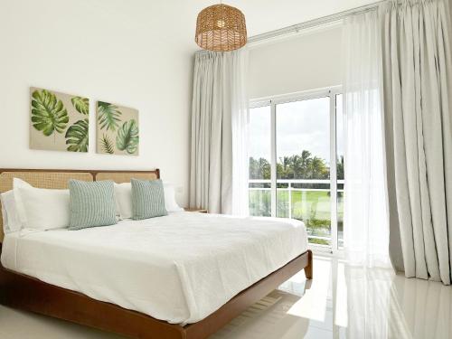 Postel nebo postele na pokoji v ubytování Golf & LakeView Condo Near Beach