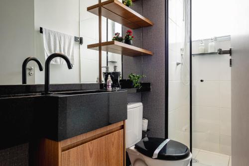 uma casa de banho com um lavatório, um WC e um chuveiro em Apartamento Autódromo de Interlagos sp em São Paulo
