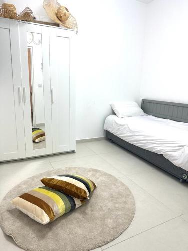a bedroom with a bed and a rug on the floor at LUXURY HOUSE AKKO in ‘Akko
