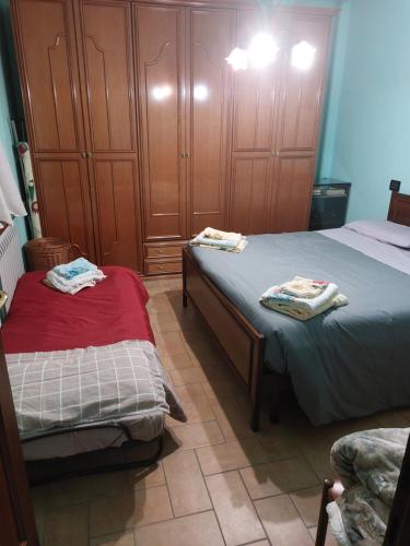 - une chambre avec 2 lits jumeaux et des placards en bois dans l'établissement Montemartano, à Spolète