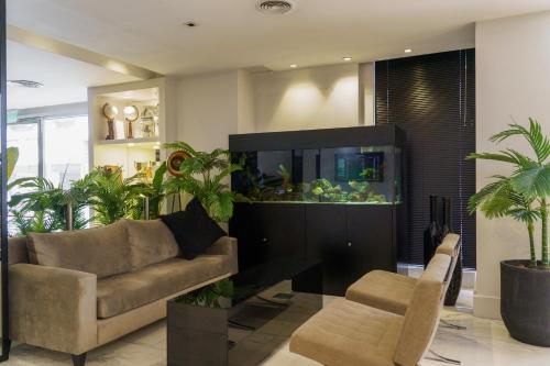 a living room with a couch and a fish tank at Principado Downtown in Buenos Aires