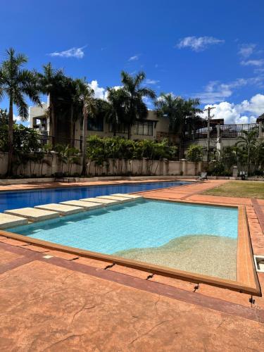 una gran piscina en medio de un patio en Hotel Living,The Persimmon double beds 4pax (904), en Cebú