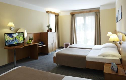 Ліжко або ліжка в номері Hotel Neptun - Terme & Wellness Lifeclass