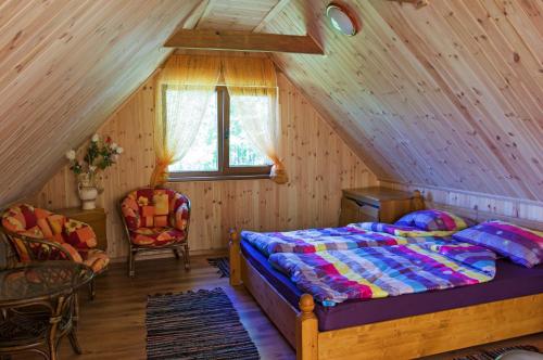 1 dormitorio con 1 cama en el ático en Grāveri kempings en Usma