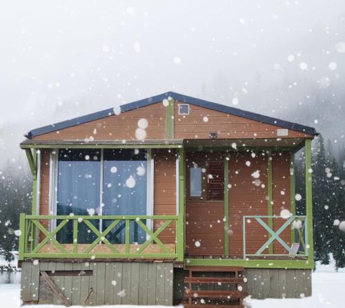 une cabine dans la neige avec chute de neige dans l'établissement Le petit Chalet de Saillagouse - Location tout confort à la montagne, à Saillagouse