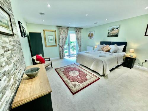 1 dormitorio con 1 cama y sala de estar en Osmund House, Salisbury Sleeps up to 19 en Salisbury