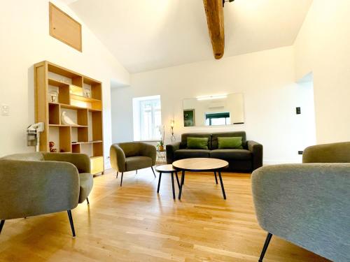 a living room with a couch and chairs and a table at Le Petit Rousseau - Maison Climatisé - Classé 4 ETOILES in Hurigny