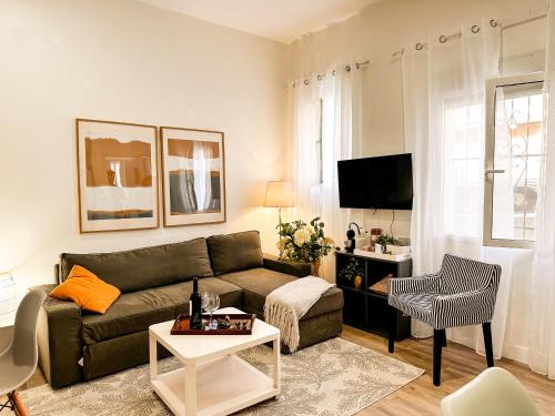 sala de estar con sofá y mesa en apartamento muy próximo a Valencia en Burjasot