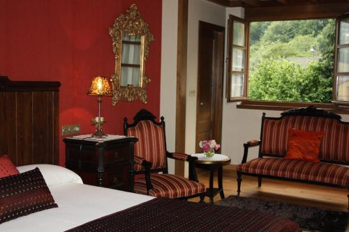 - une chambre avec un lit, deux chaises et une fenêtre dans l'établissement Casa María Cecilia, à Vega de Rengos