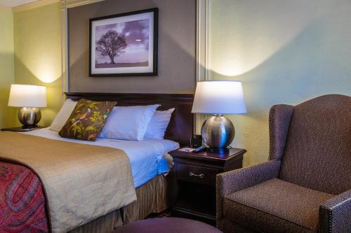Katil atau katil-katil dalam bilik di The Olde Mill Inn Basking Ridge
