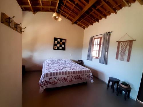A bed or beds in a room at Vila Sincorá - Chalé para 4 pessoas com cozinha a 2 km da portaria da Cachoeira do Buracão