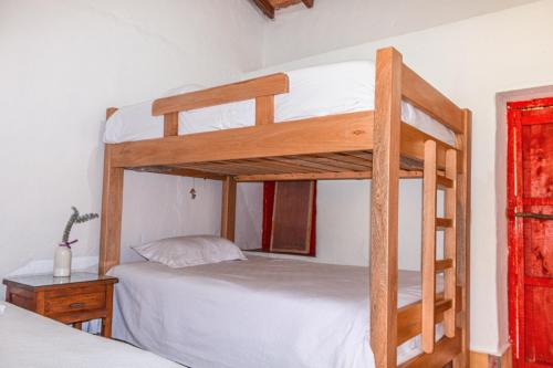 Un dormitorio con dos literas y un escritorio. en Cabaña Rustica, en Montebello