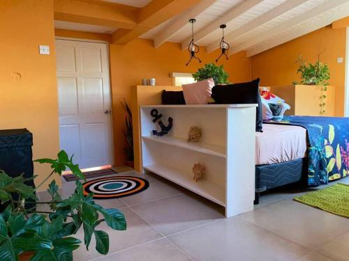 1 dormitorio con 1 cama y vestidor blanco en Story Villa 2 Bedrooms with Mountain & Ocean View en Canaries