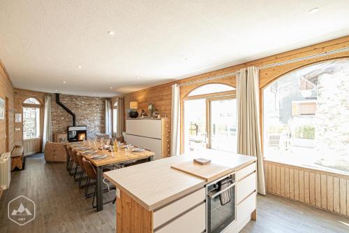 a kitchen and dining room with a table and chairs at Côté-Bourget, Appartement 10 pers LE BOURGET, proche stations La Norma Aussois in Villarodin-Bourget