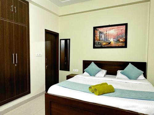 een slaapkamer met een bed met een gele handdoek erop bij Kashyap Inn Hotel in Noida