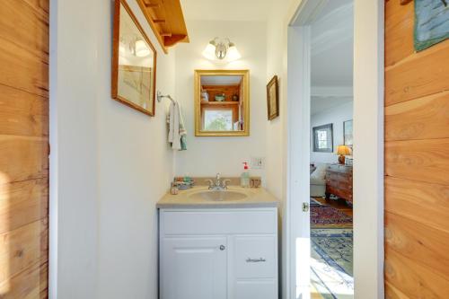 une salle de bains avec un lavabo et un miroir dans l'établissement Walk to Beach and Main St Hyannis Cape Cod Home!, à Hyannis
