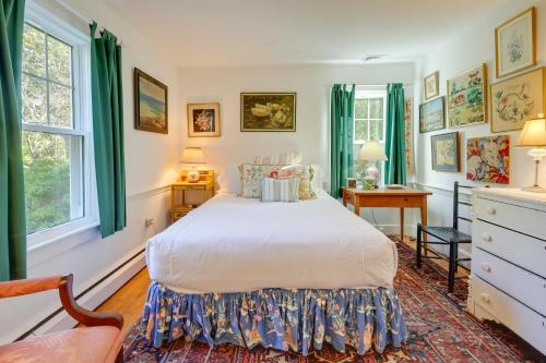 une chambre avec un lit, un bureau et des fenêtres dans l'établissement Walk to Beach and Main St Hyannis Cape Cod Home!, à Hyannis