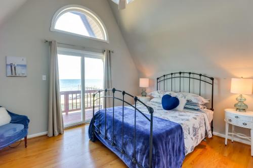 ein Schlafzimmer mit einem Bett und einem großen Fenster in der Unterkunft Beachy Maryland A-Frame Steps to Chesapeake Bay! in Ridge