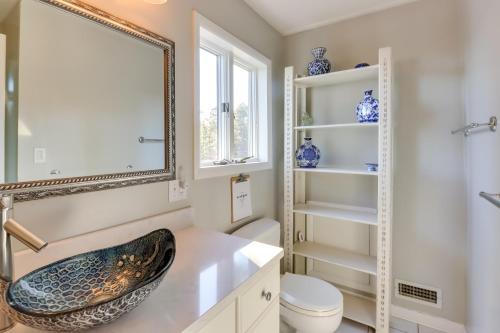 ein Bad mit einem Waschbecken und einem Spiegel in der Unterkunft Beachy Maryland A-Frame Steps to Chesapeake Bay! in Ridge